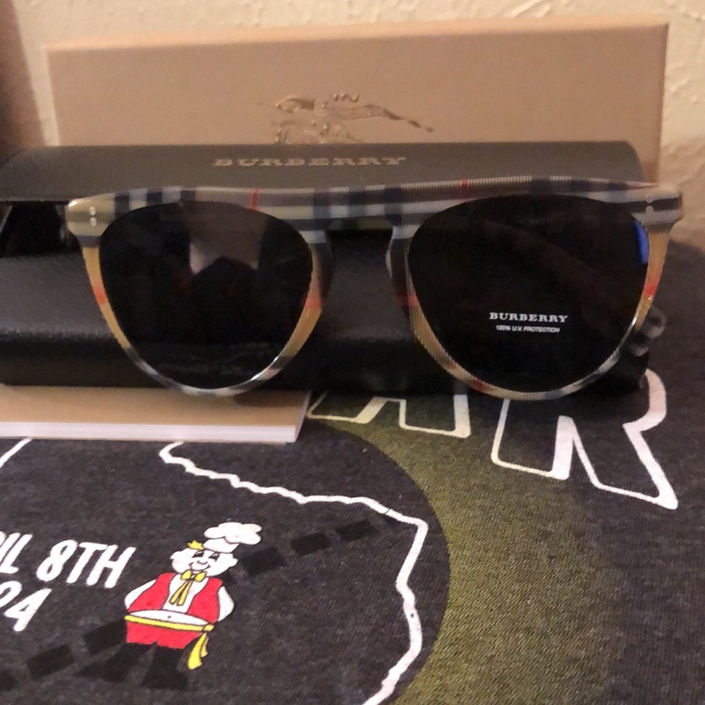 NWOT! Authentic Burberry sunglasses with box and case - Picture 8 of 8